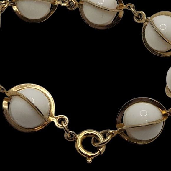 Vintage-Inspired Gold and Cream Pearl Bracelet - Picture 2 of 6